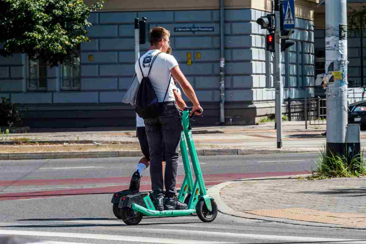 persona su un monopattino