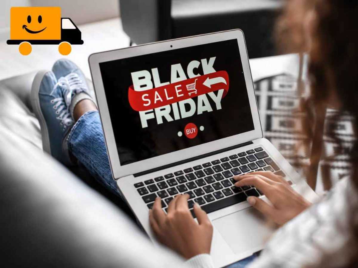 persona che guarda al computer il black friday