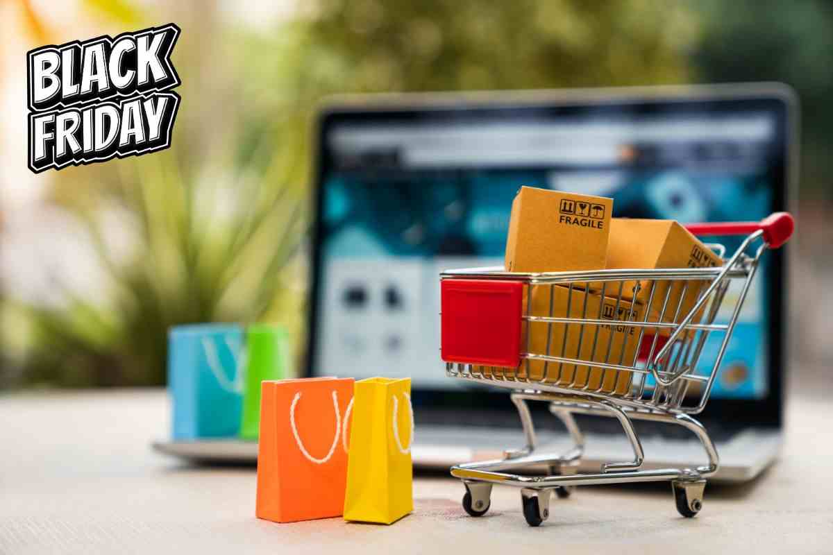 scritta black friday e carrellino della spesa