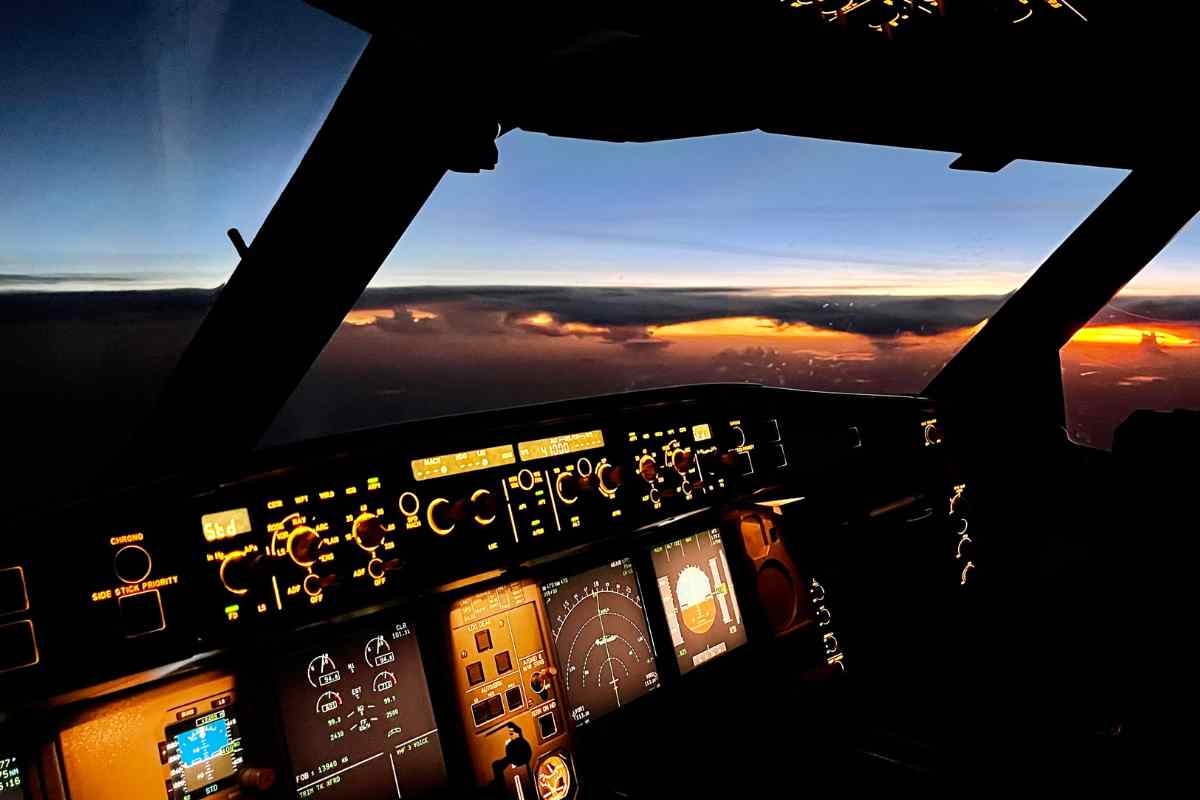 gli interni di una cabina pilotaggio aerei