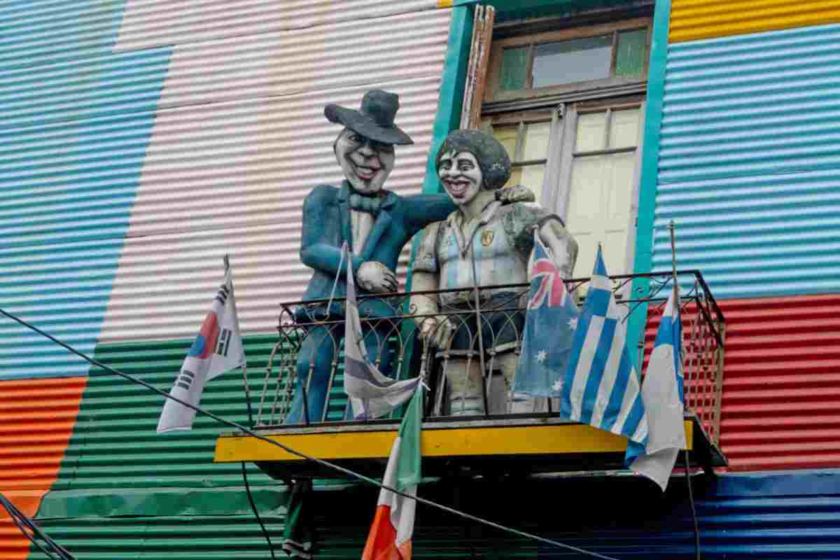 una statua dedicata a maradona