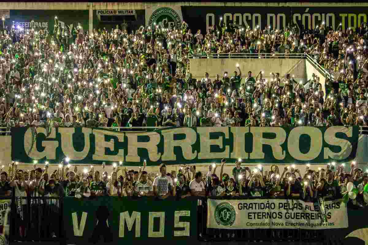 il tributo dei tifosi sugli spalti alla Chapecoense