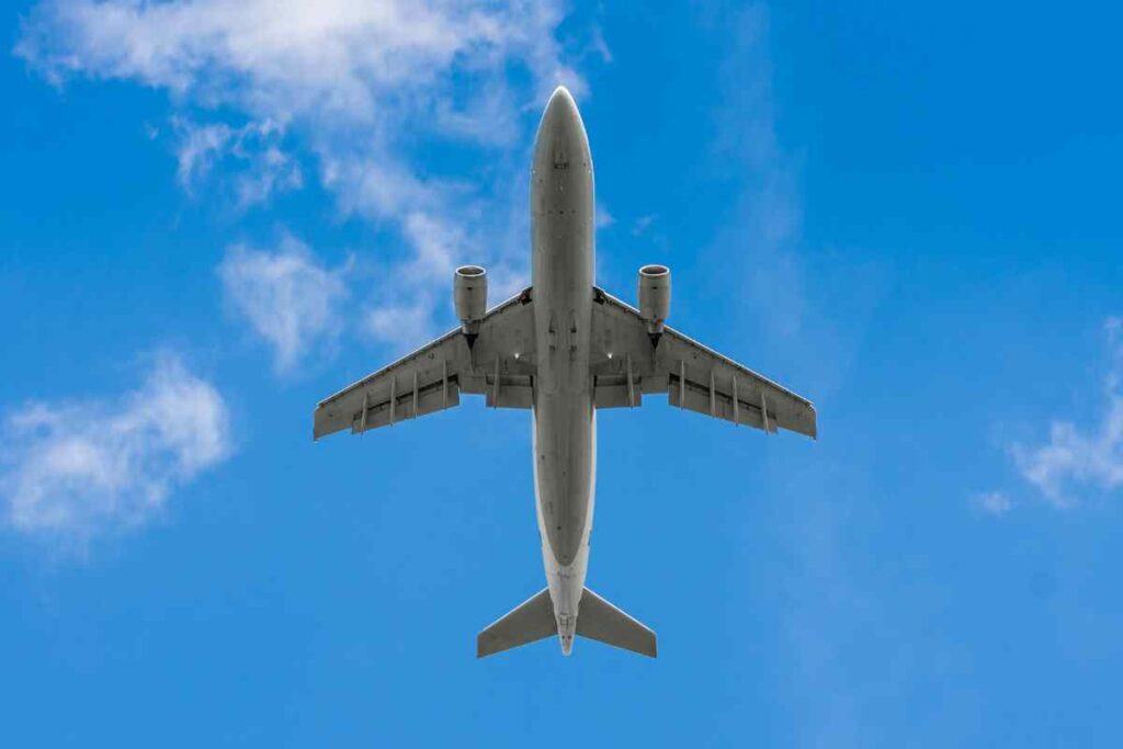 un aereo in volo