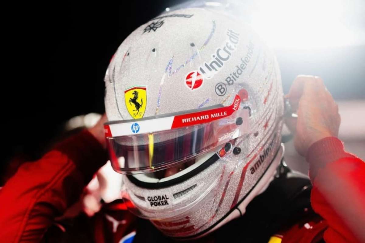 Lewis Hamilton paga multa