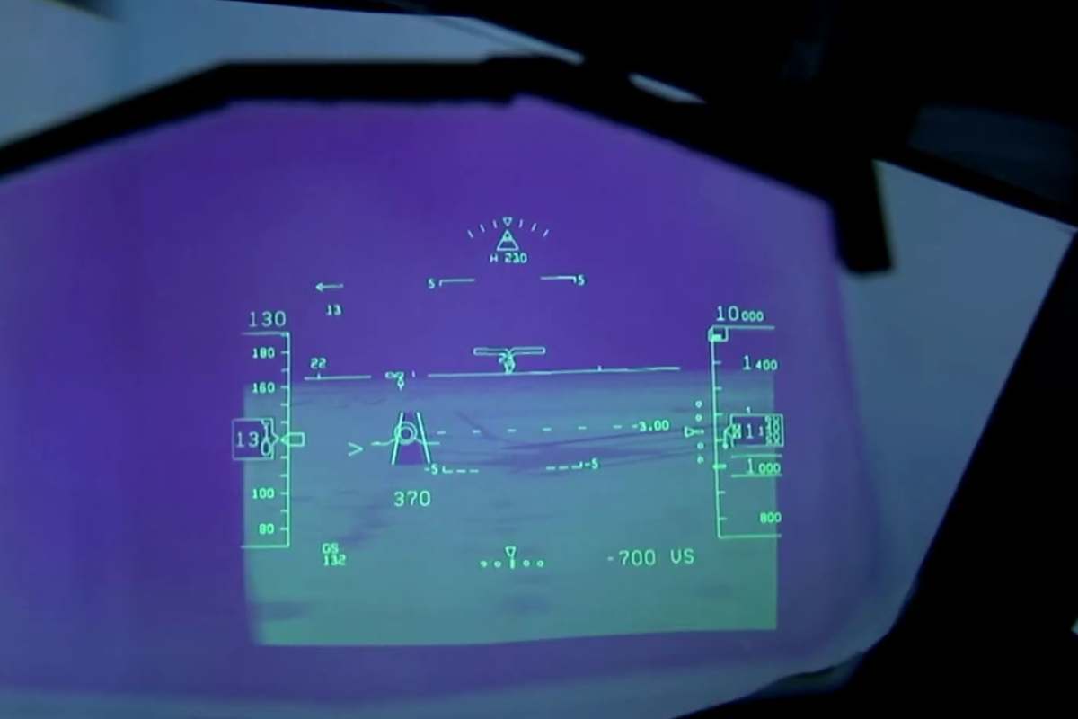 Un tracciato aereo visto da una cabina di pilotaggio