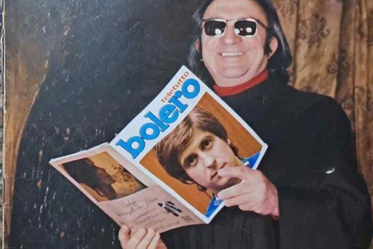 padre eligio con una rivista che parla di rivera in mano