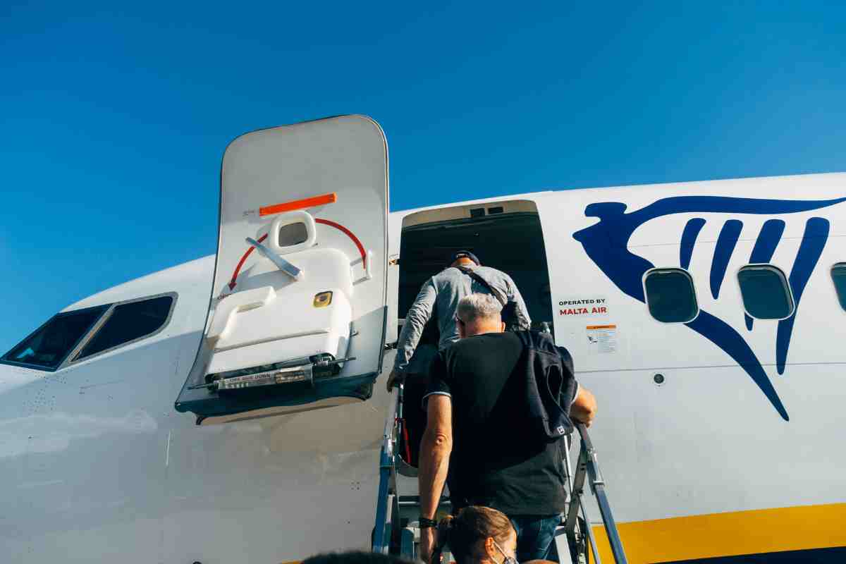 Passeggeri salgono su un volo aereo