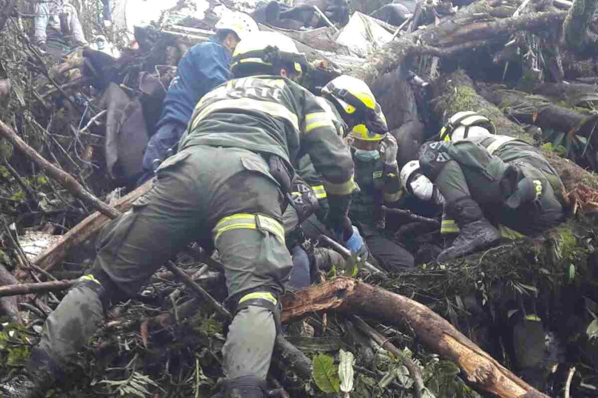 tragedia della chapecoense e soccorritori al lavoro