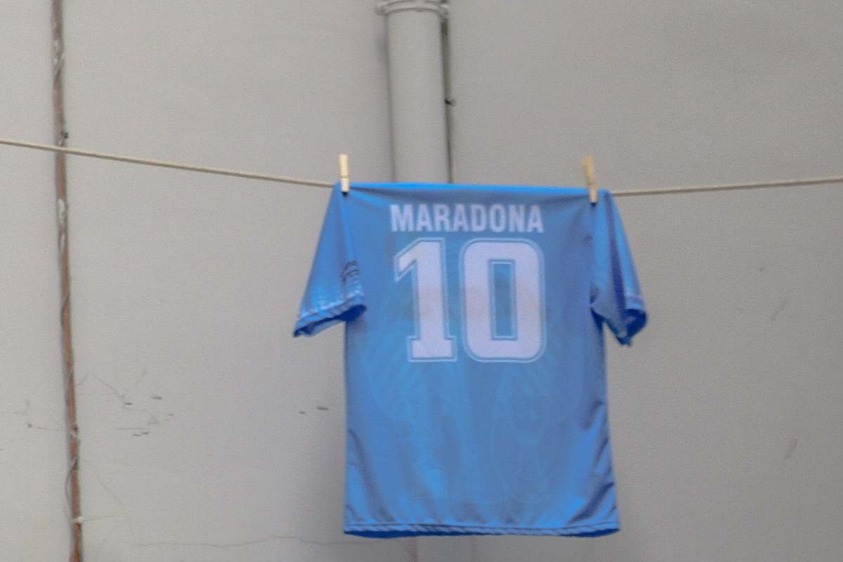 Maglia di maradona appesa per le strade di napoli