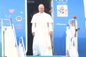 Papa Leone scende dall'aereo