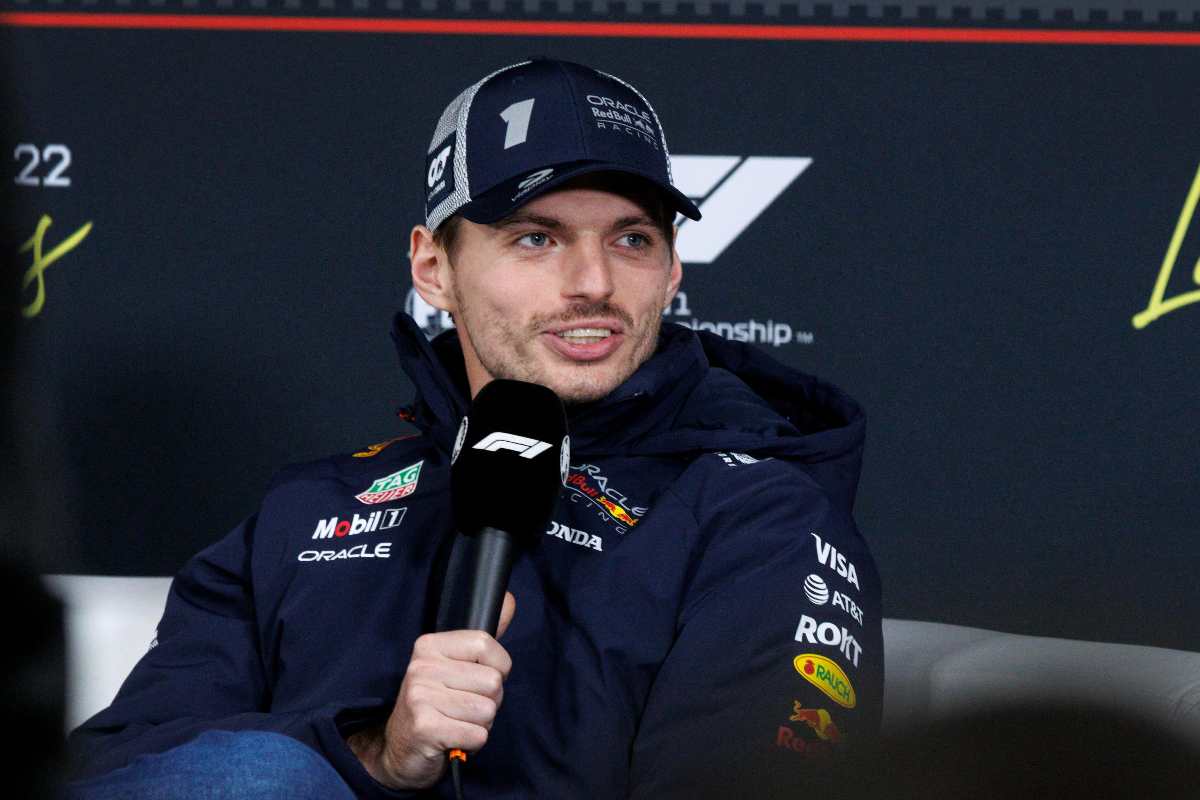 vestappen sorride al microfono