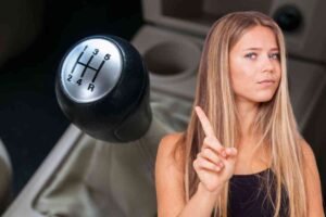 un cambio e una donna che fa no col dito