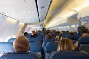 interni di un aereo con passeggeri