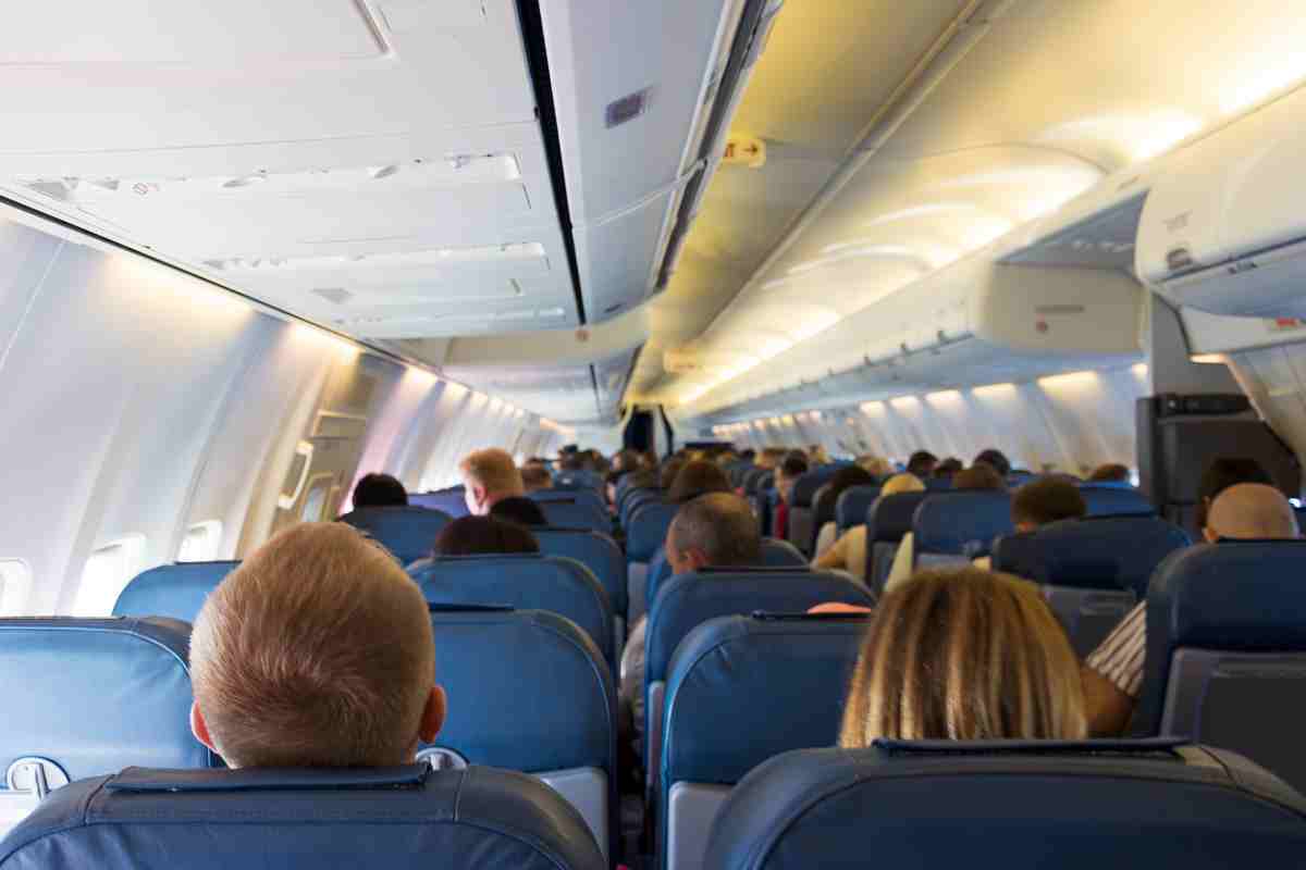 interni di un aereo con passeggeri