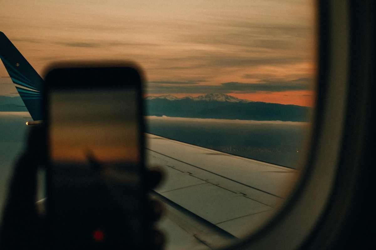 usare il cellulare vicino al finestrino dell'aereo
