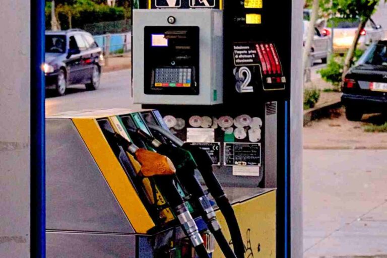 La "truffa" che tutti gli italiani stanno subendo alla pompa di benzina: cosa sta succedendo
