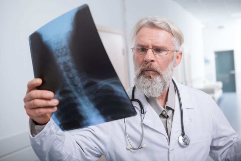 Tumori testa-collo, casi in aumento: i segnali da non sottovalutare